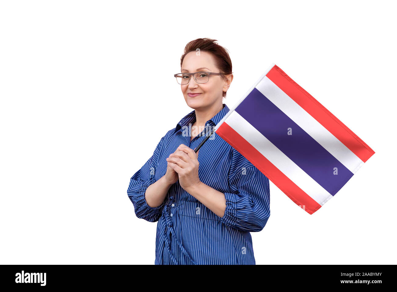 Thailand Flagge. Frau mit thailändischen Flagge. Schönes Portrait der Dame im mittleren Alter 40 50 Jahre alt, eine große Flagge mit weissem Hintergrund. Stockfoto