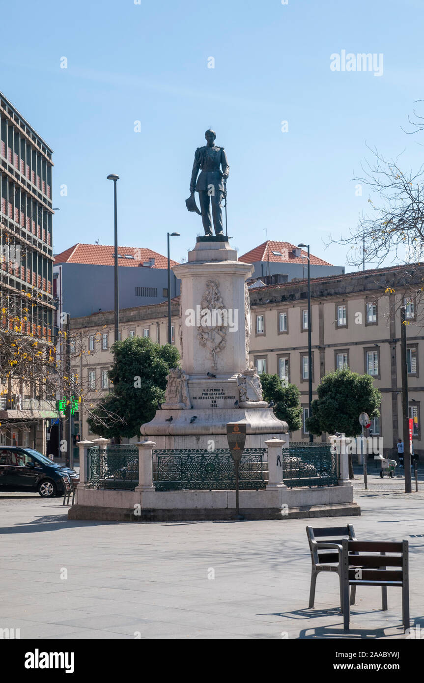 Die Statue von König Pedro V. von Portugal in Batalha Platz (Praça da Batalha) in Se Gemeinde von Porto, Portugal Stockfoto