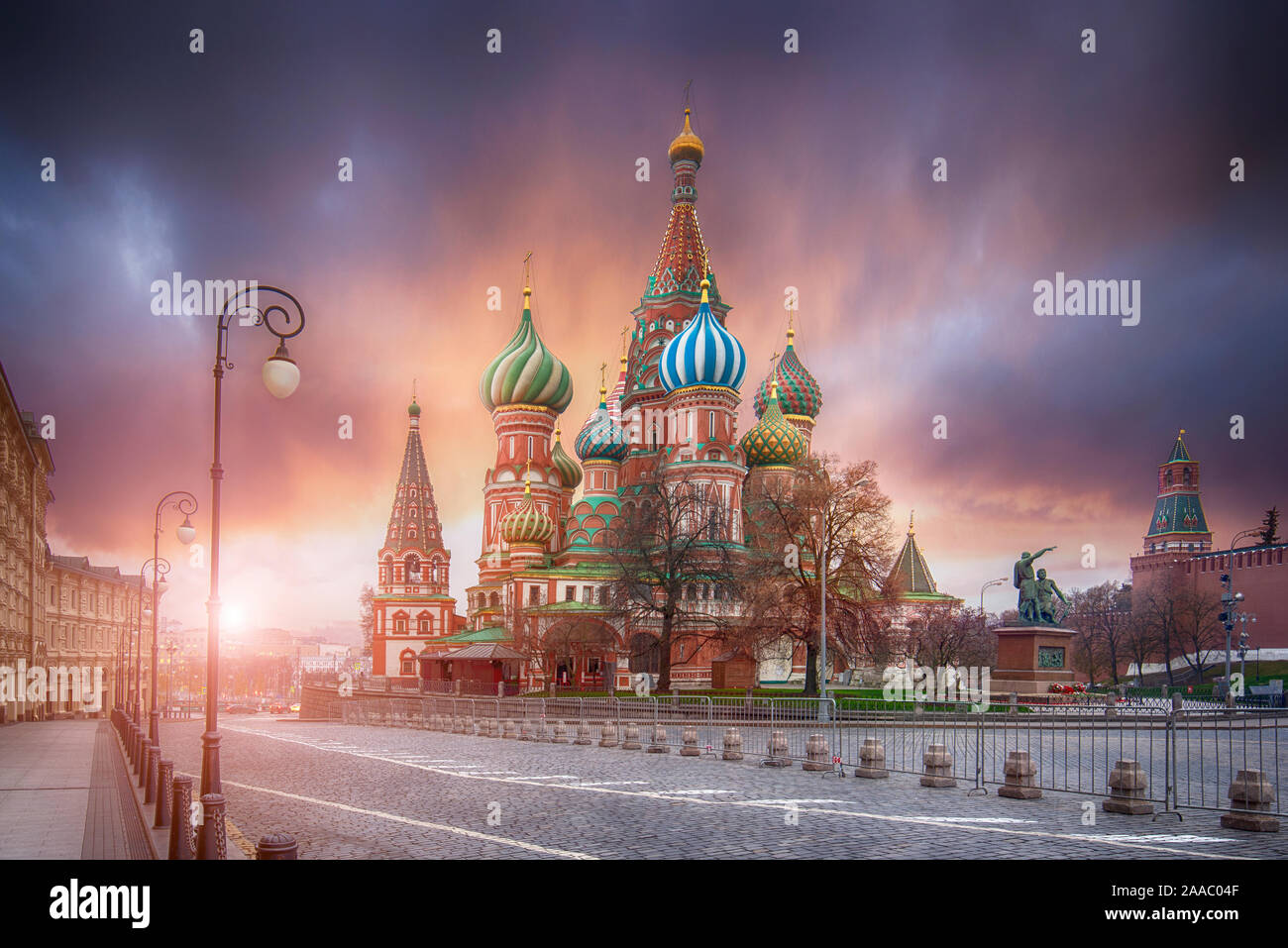 Die Kathedrale von Vasily der Seligen als Basilius-kathedrale bekannt, ist eine russisch-orthodoxe Kirche auf dem Roten Platz in Moskau, Russland. Stockfoto