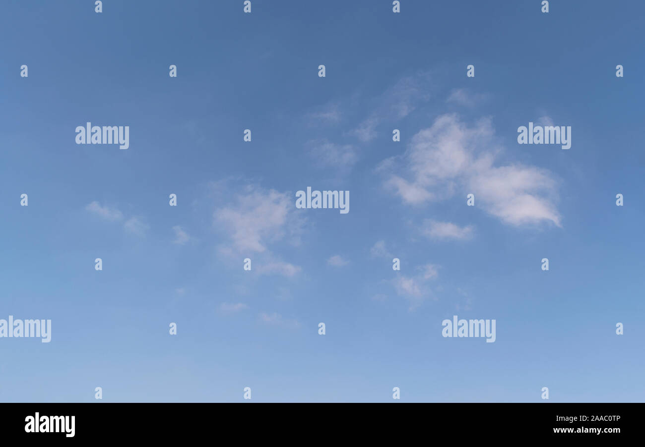 Abstrakte cloudscape von kleinen Wuscheligen geschwollene Wolken im blauen Himmel mit ein wenig Dunst an der Unterseite Stockfoto