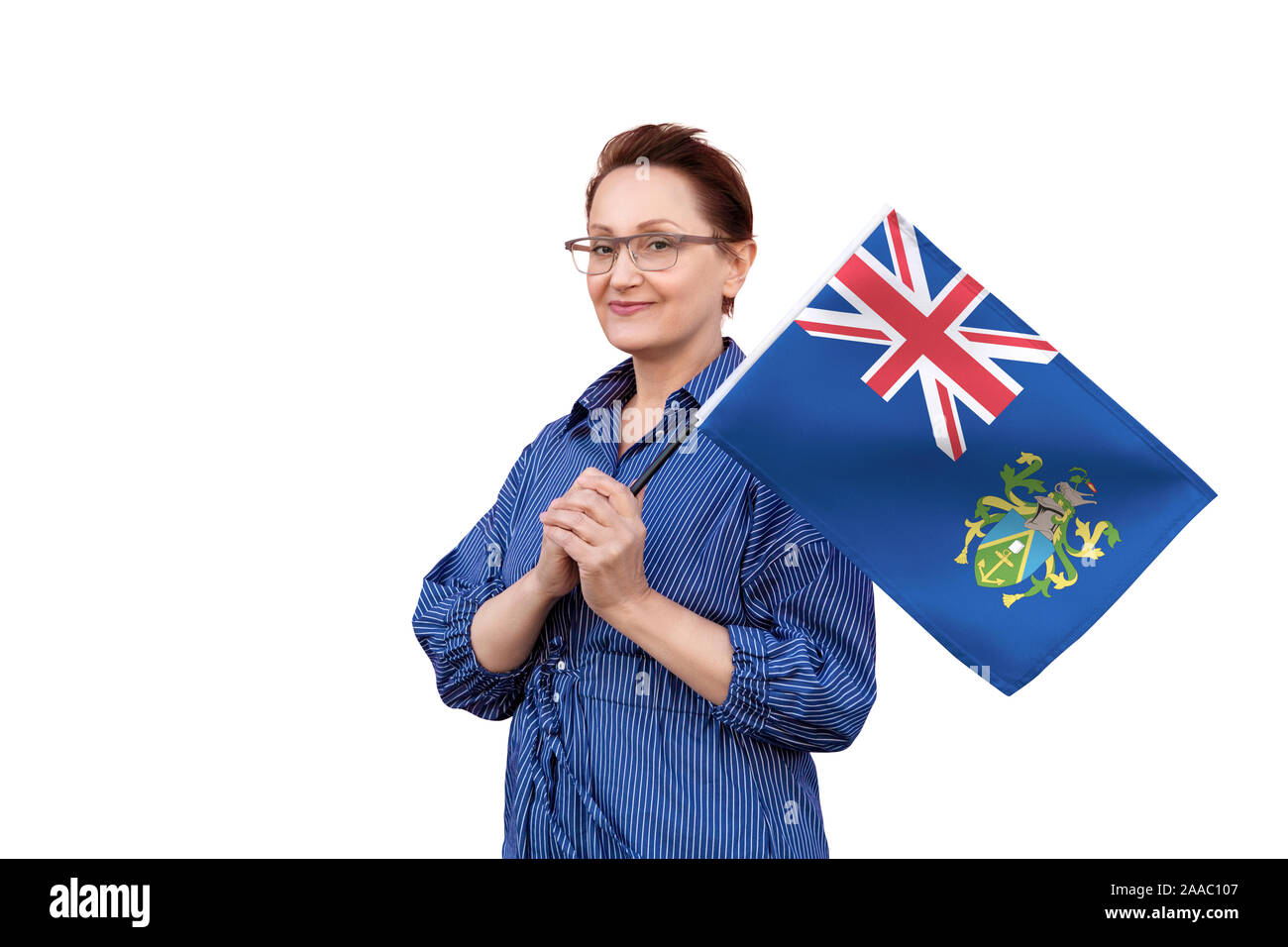 Pitcairninseln Flagge. Frau mit Flagge. Schönes Portrait der Dame im mittleren Alter 40 50 Jahre alt, eine große Flagge mit weissem Hintergrund. Stockfoto