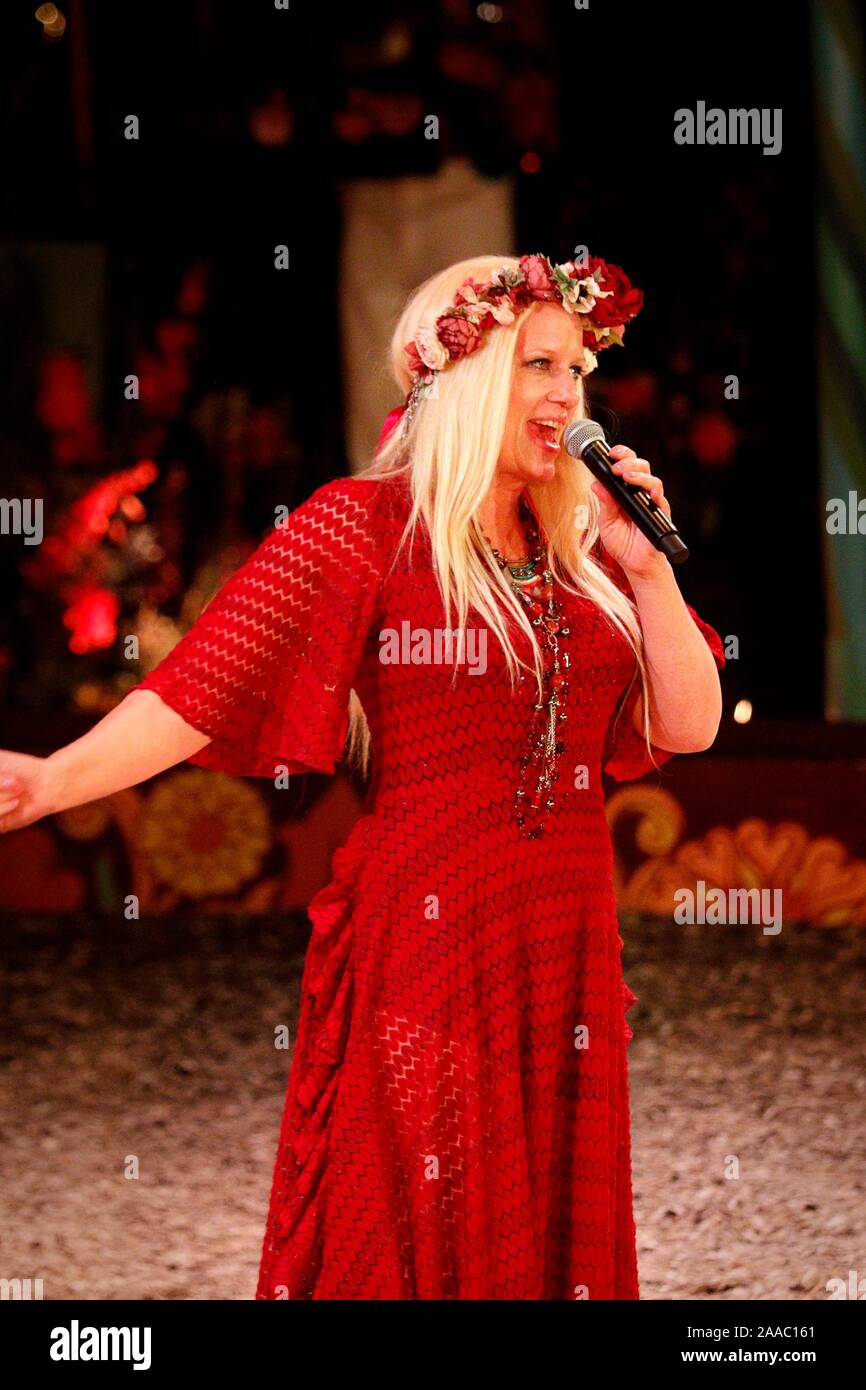 70 styled Nell Gifford Einführung der Rechtsakte, die in Xanadu. Stockfoto