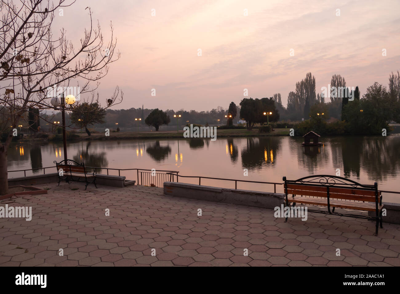 Stara Zagora, Bulgarien - Oktober 30, 2019: Blick über den See Zagorka am frühen Morgen. Stockfoto