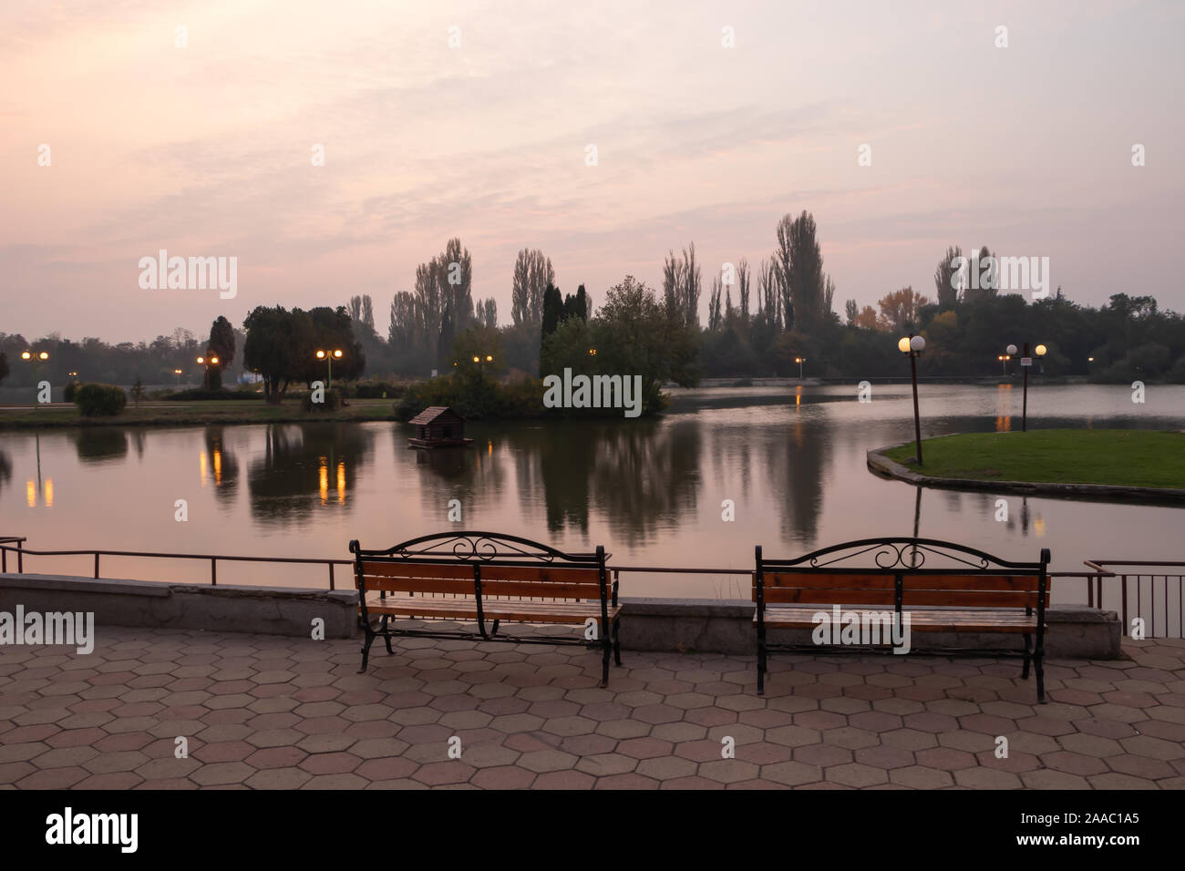 Stara Zagora, Bulgarien - Oktober 30, 2019: Blick über den See Zagorka am frühen Morgen. Stockfoto