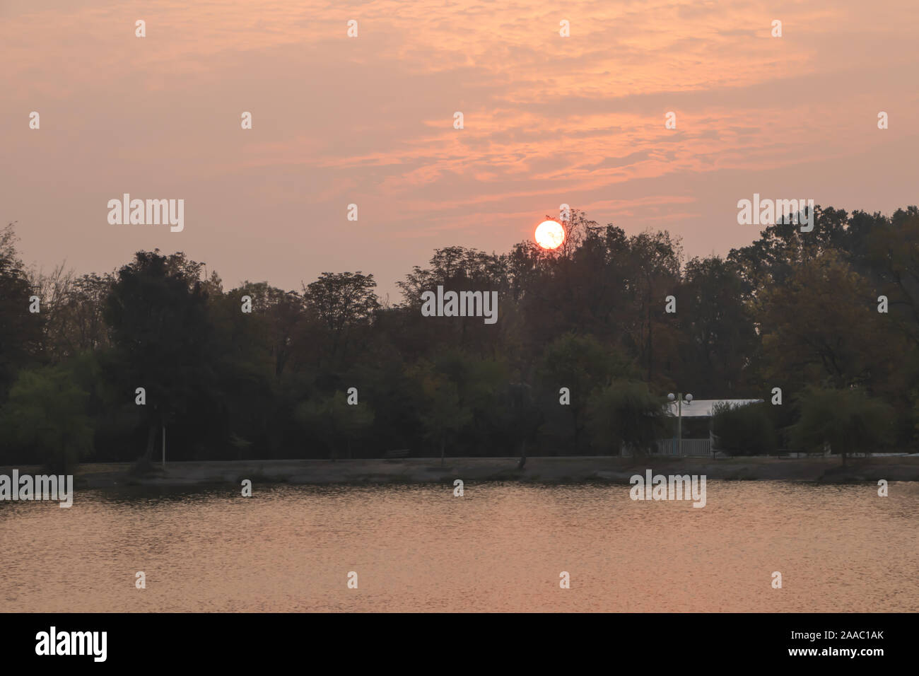 Stara Zagora, Bulgarien - 30. Oktober 2019: Sonnenaufgang über dem See Zagorka. Stockfoto