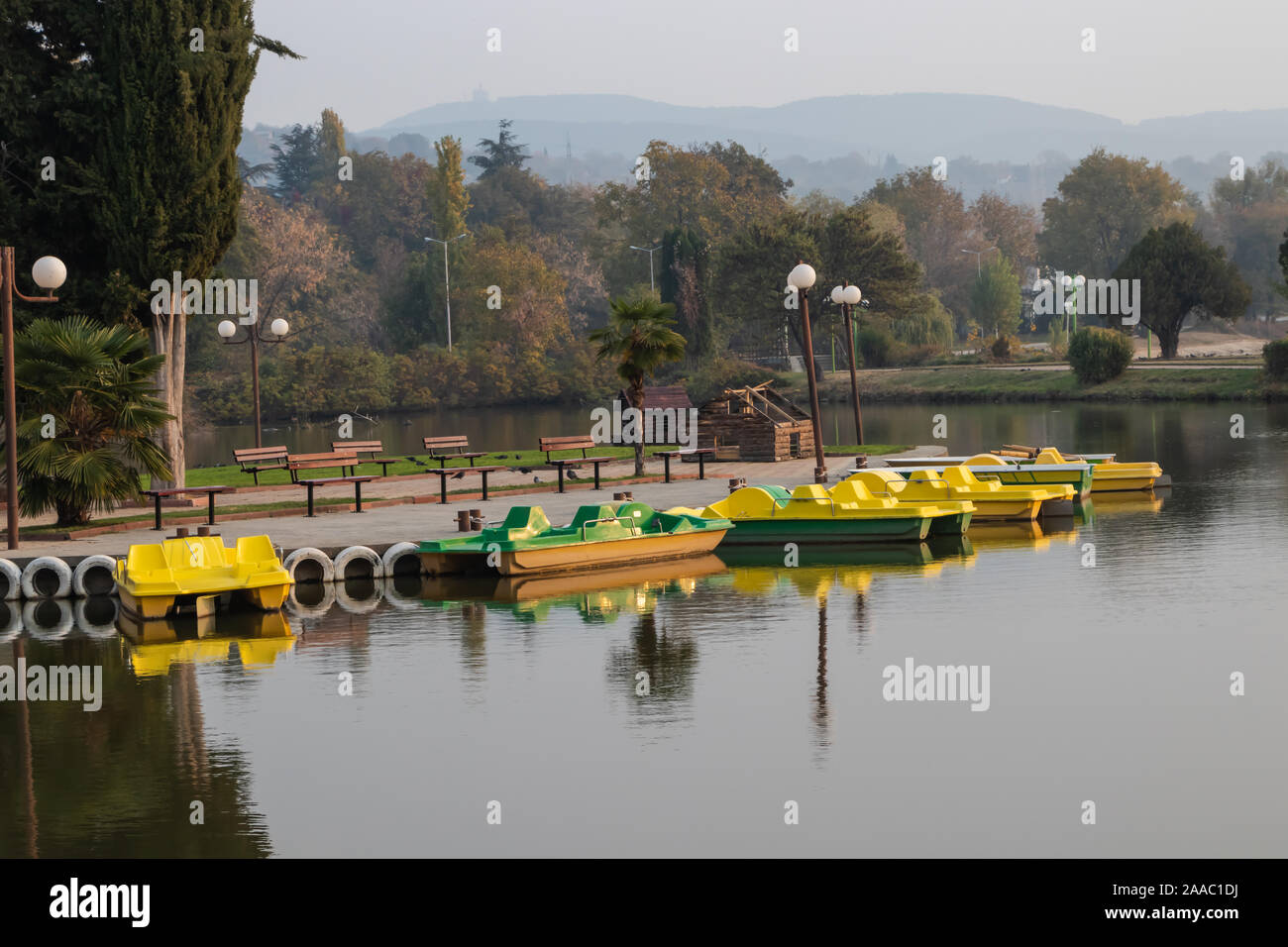 Stara Zagora, Bulgarien - 30. Oktober 2019: Blick über die herbstliche Farben an Zagorka See, in den frühen Morgenstunden. Stockfoto