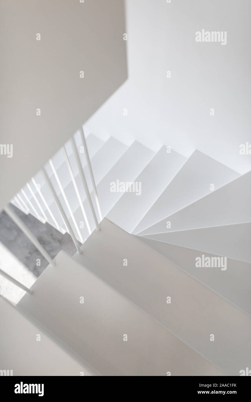 Moderne minimalistische Metall Treppe in Weiß mit vertikalen Geländer lackiert, Nahaufnahme Stockfoto
