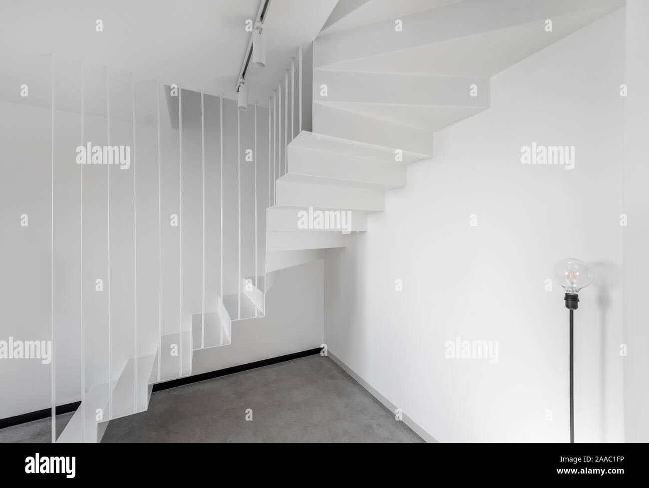 Architektonisches Interieur Fragment des weißen Zimmer Ecke und Modernes Metall Treppe Stockfoto