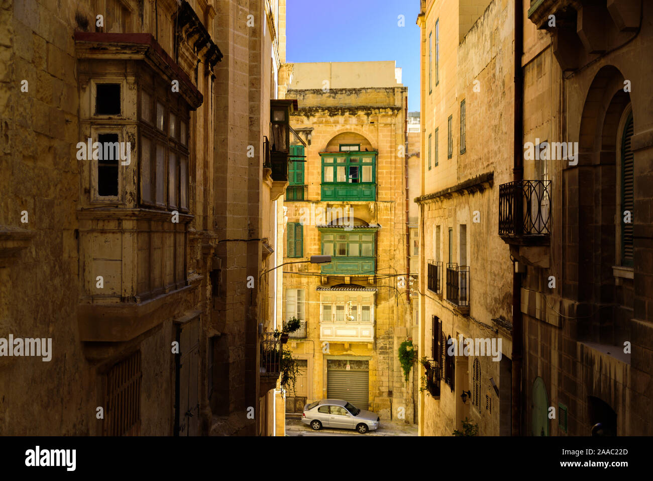 Bunte traditionelle maltesische Balkone in Valletta. Straße an einem sonnigen Tag Stockfoto