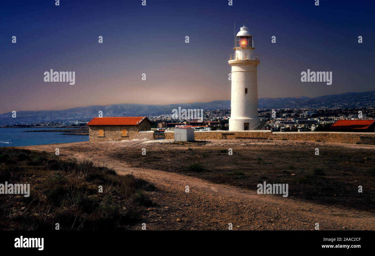 Abendlicher Blick auf Leuchtturm in der Kato Paphos, Zypern Stockfoto