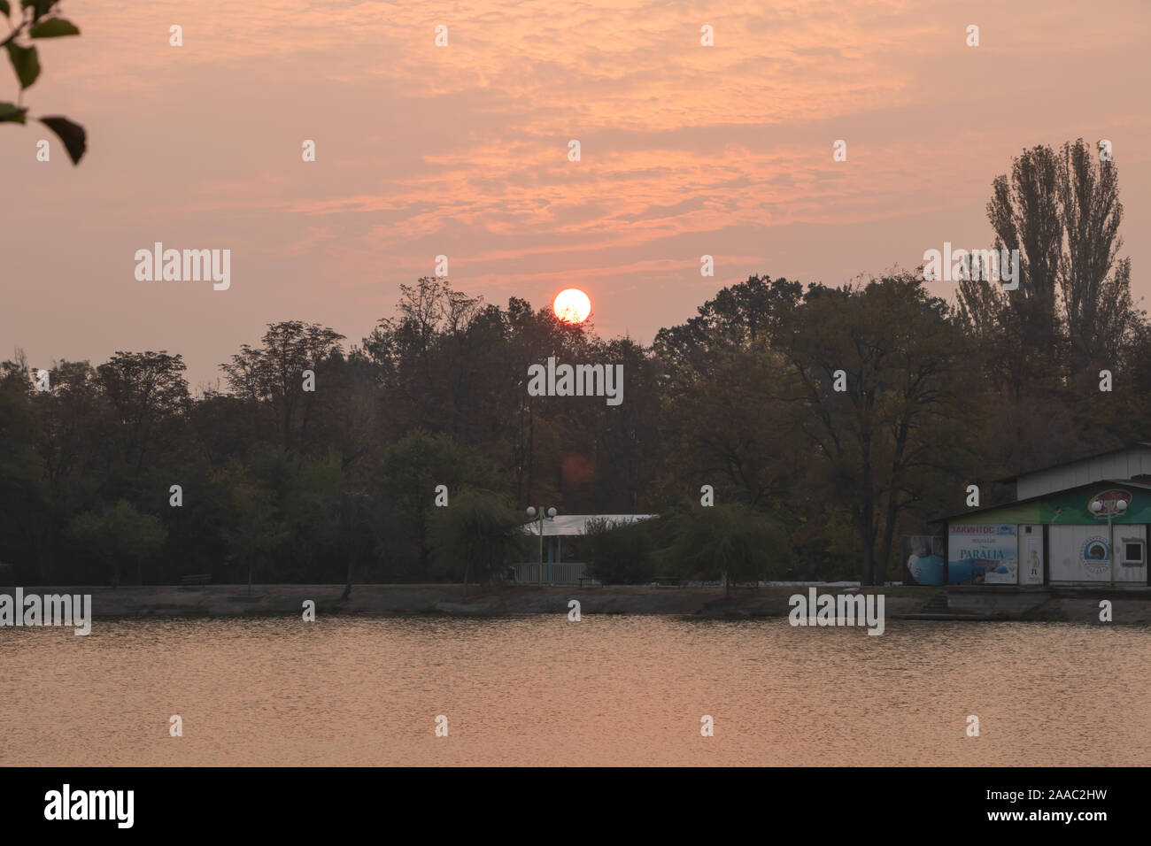 Stara Zagora, Bulgarien - 30. Oktober 2019: Sonnenaufgang über dem See Zagorka. Stockfoto