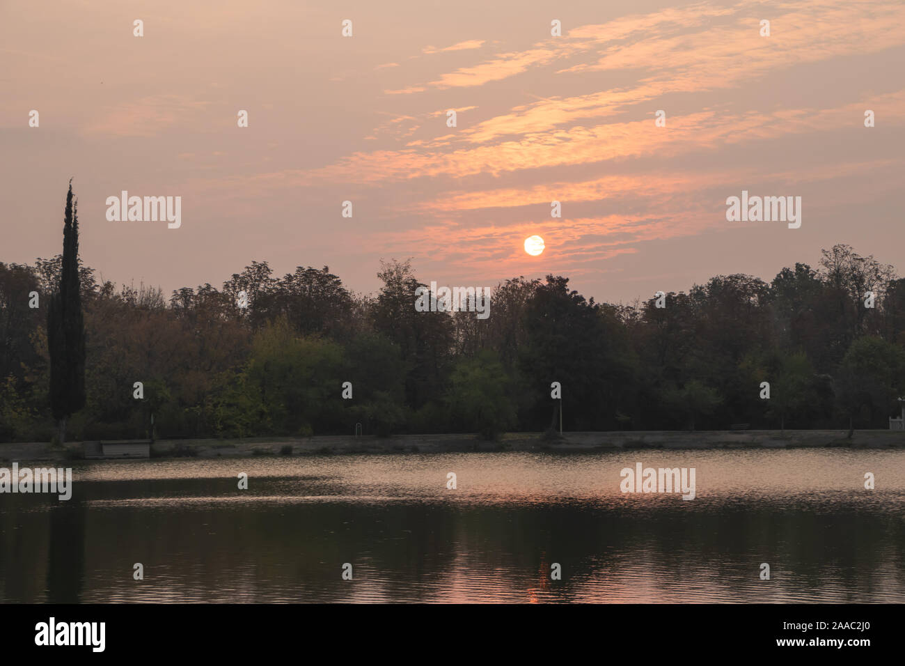 Stara Zagora, Bulgarien - 30. Oktober 2019: Sonnenaufgang über dem See Zagorka. Stockfoto