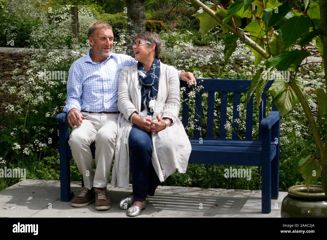 Lady Delia Thornton, mit ihrem Mann Air Marshal (im Ruhestand) Sir Barry im Garten ihres Hauses in der Nähe von Cirencester. Stockfoto