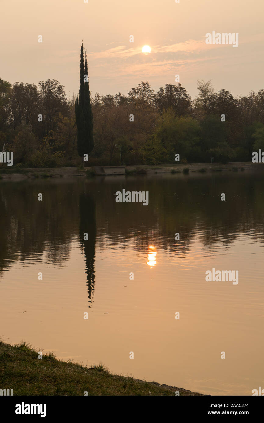 Stara Zagora, Bulgarien - 30. Oktober 2019: Sonnenaufgang über dem See Zagorka. Stockfoto