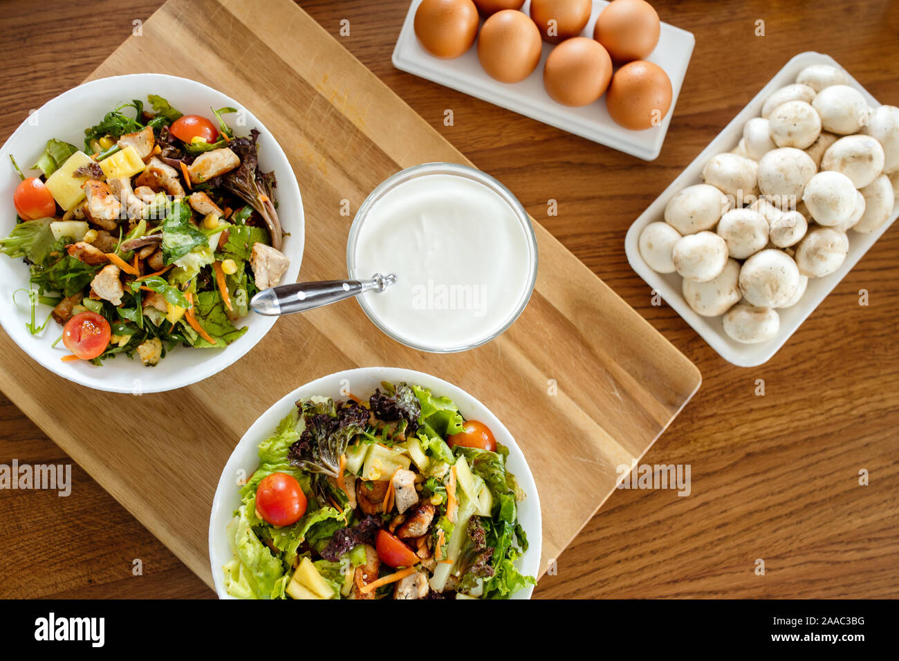 Chicken Caesar Salad mit gegrilltem Hähnchen. Gesunde Ernährung Konzept Stockfoto