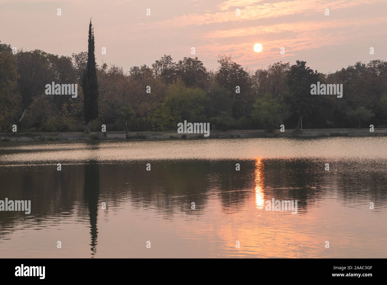 Stara Zagora, Bulgarien - 30. Oktober 2019: Sonnenaufgang über dem See Zagorka. Stockfoto