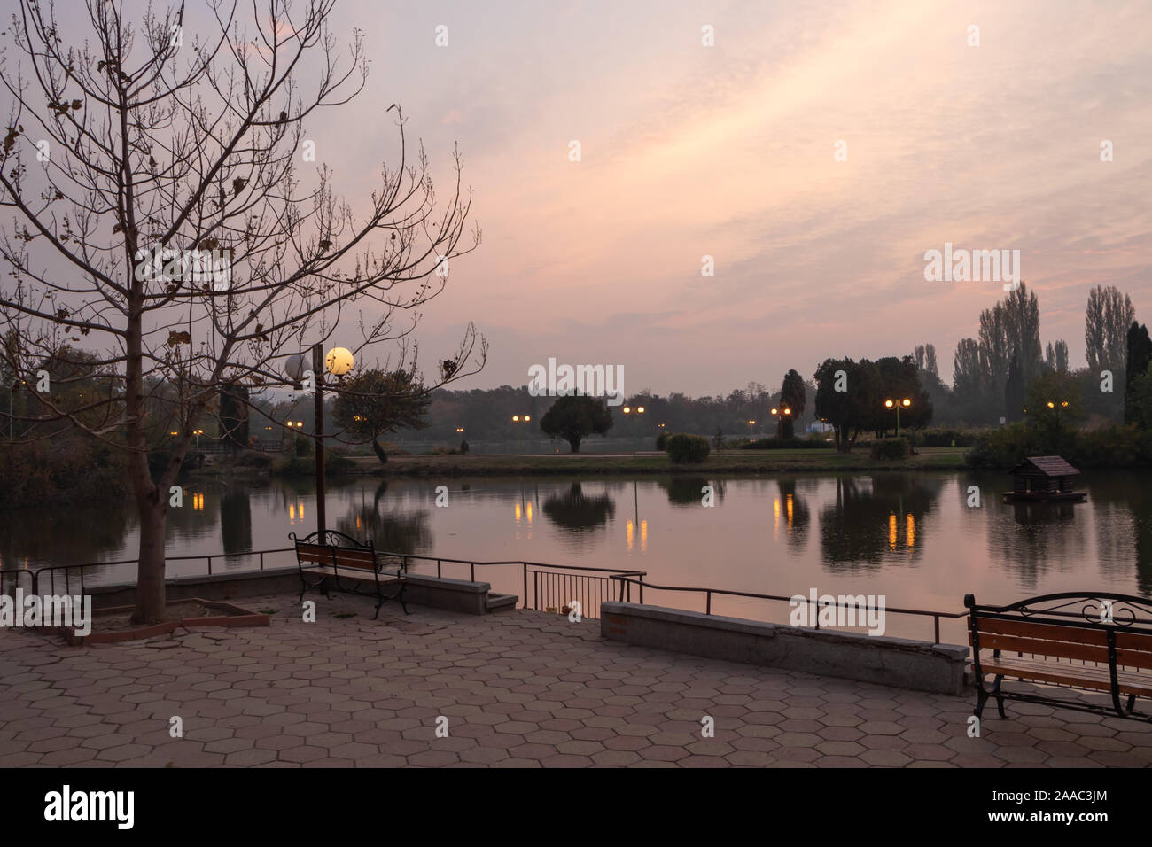 Stara Zagora, Bulgarien - Oktober 30, 2019: Blick über den See Zagorka am frühen Morgen. Stockfoto