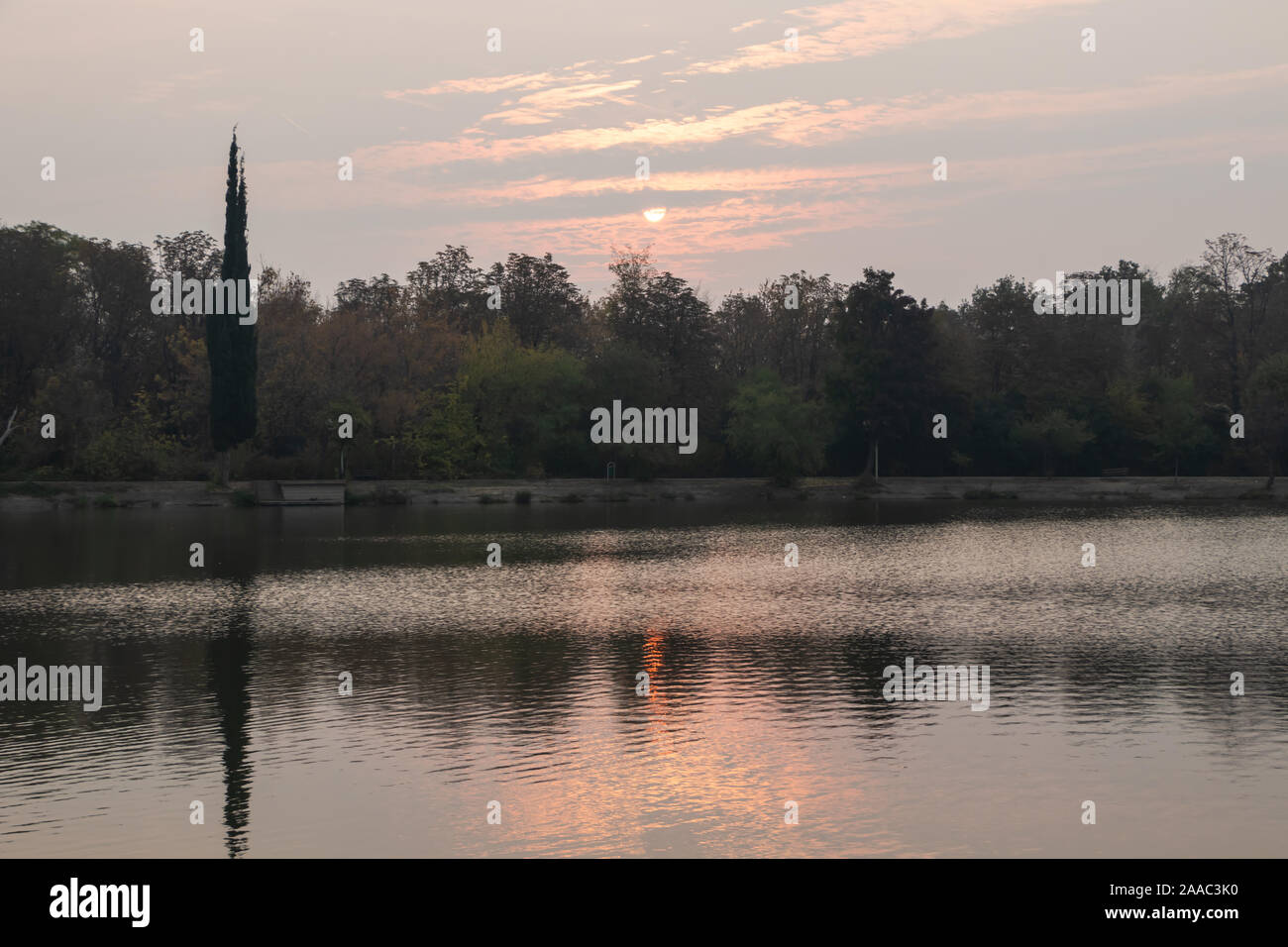 Stara Zagora, Bulgarien - 30. Oktober 2019: Sonnenaufgang über dem See Zagorka. Stockfoto