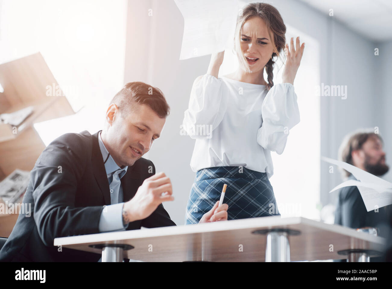 Auswahl der Bewerber, die in einem schönen, geräumigen Büro interviewt wird. Stockfoto