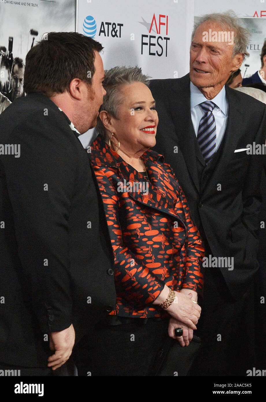 Darsteller Paul Walter Hauser (L) und Kathy Bates (C) melden sie Regisseur Clint Eastwood für ein Foto-op Während der Premiere seines neuen Motion Picture drama Richard Jewell' an der TCL Chinese Theatre in Hollywood Abschnitt von Los Angeles am Mittwoch, 20. November 2019. Storyline: Amerikanische Wachmann Richard Jewell (Paul Walter Hauser) speichert Tausende von Leben von einer explodierenden Bombe am 1996 Olympics, sondern durch Journalisten und die Presse, die fälschlicherweise melden, dass er ein Terrorist war diffamiert zu werden. Foto von Jim Ruymen/UPI. Stockfoto