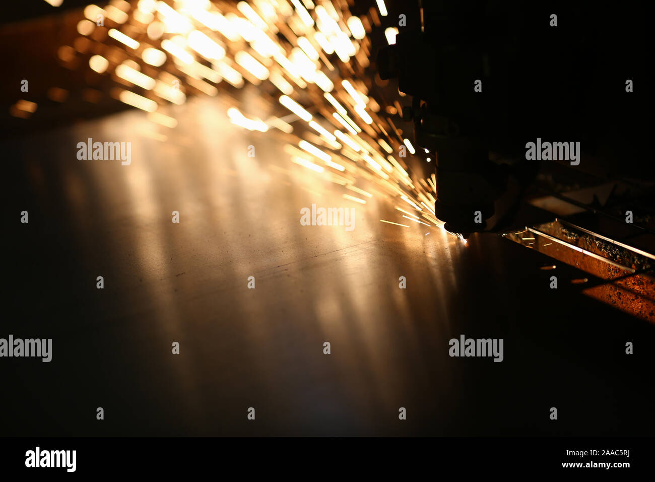 Laserschneidmaschine mit funkelndem Licht Stockfoto