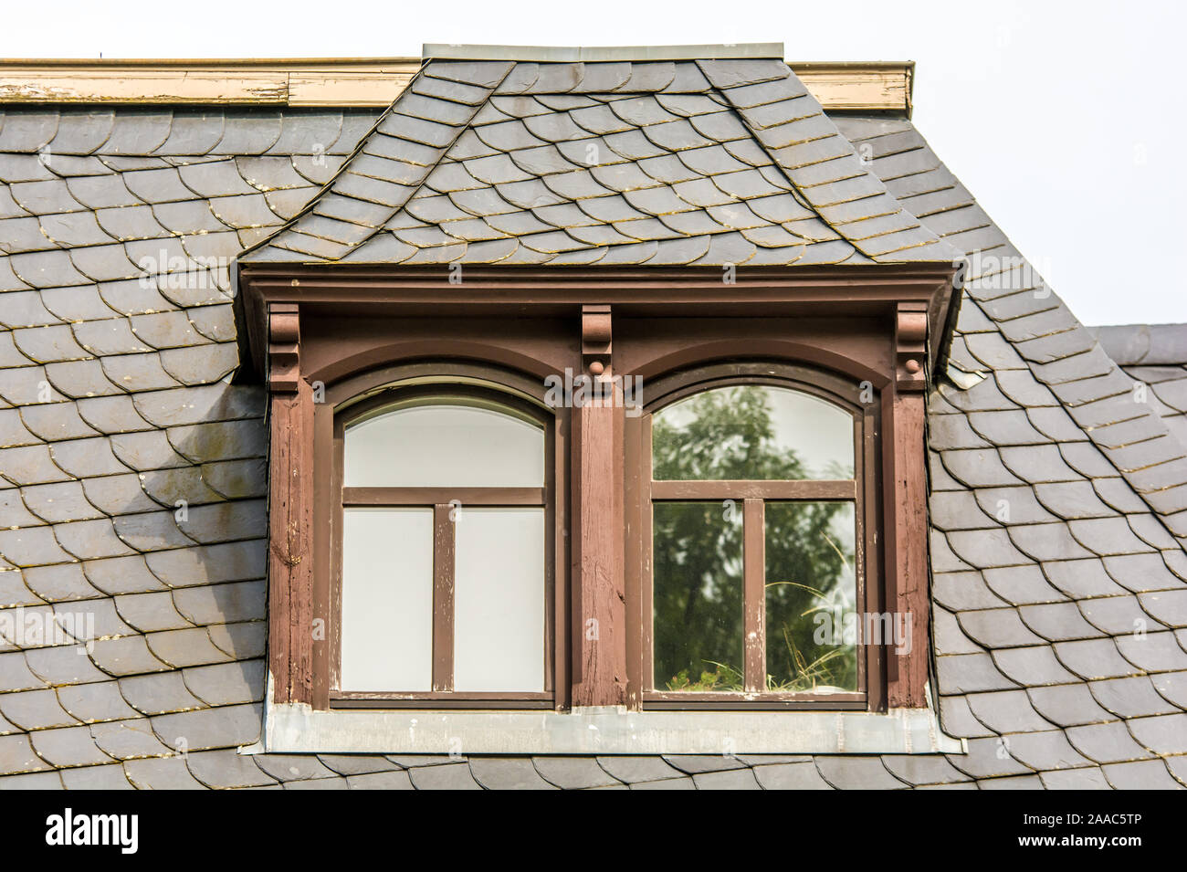 Erker im Dachgeschoss eines alten Hauses Stockfoto