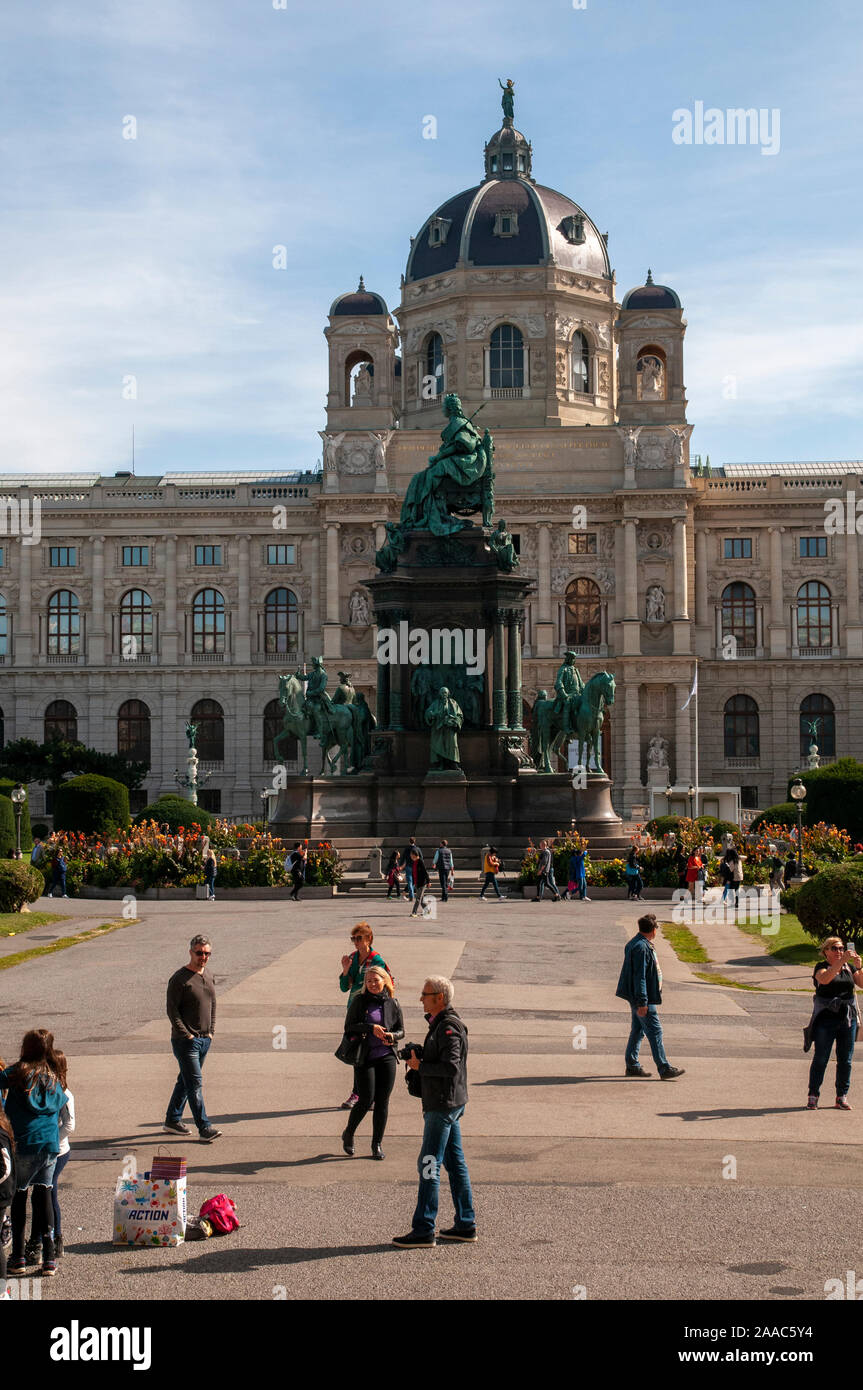 Österreich. Wien. Maria Theresien Platz mit der Statue von Maria Theresia zwischen dem Museum für Naturkunde und Museum der Kunst Stockfoto