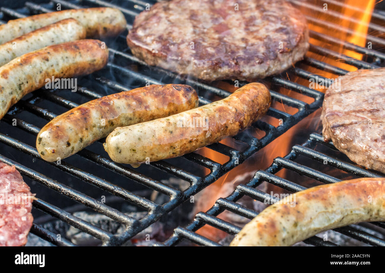 Fleisch auf dem Grill für ein köstliches Barbecue Stockfoto