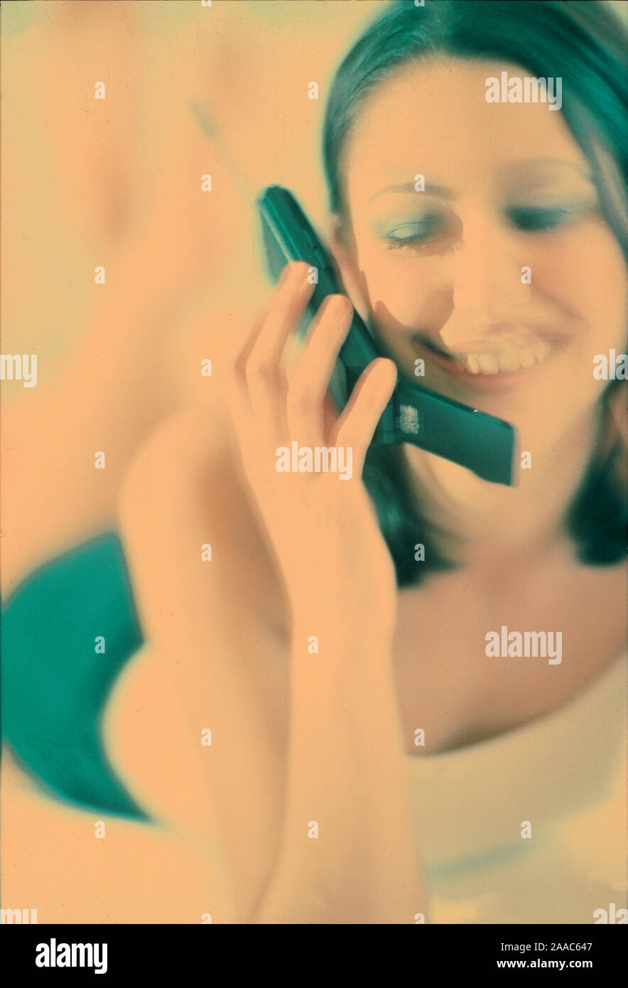 Junge Frau am Telefon Stockfoto