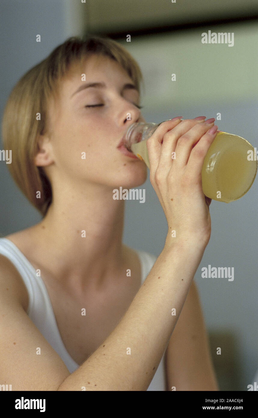 Mädchen trinken ein Integrator Stockfoto
