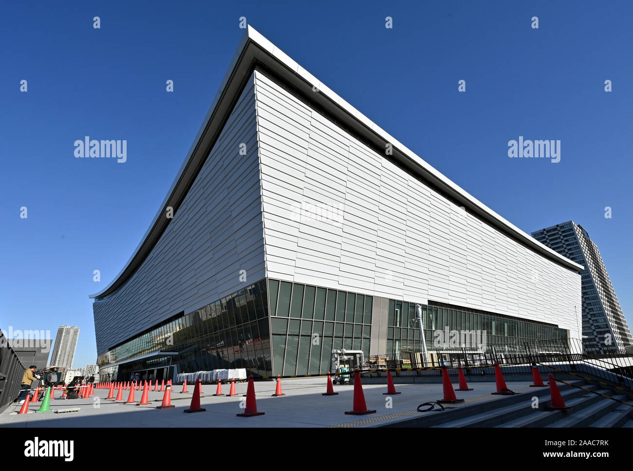 Tokio, Japan. Nov, 2019 21. Bau der Ariake Arena, dem Austragungsort der Olympischen Spiele 2020 in Tokio Volleyball und Handball Spielen und Paralympischen Rollstuhlbasketball, liegt fast auf dem Hafengebiet von Tokyos Ariake auf Donnerstag, 21.November. Nach der Tokyo 2020 Spiele, die Arena wird ein neues Sport- und Kulturzentrum mit einer Kapazität für bis zu 15.000 Zuschauer. Credit: Natsuki Sakai/LBA/Alamy leben Nachrichten Stockfoto