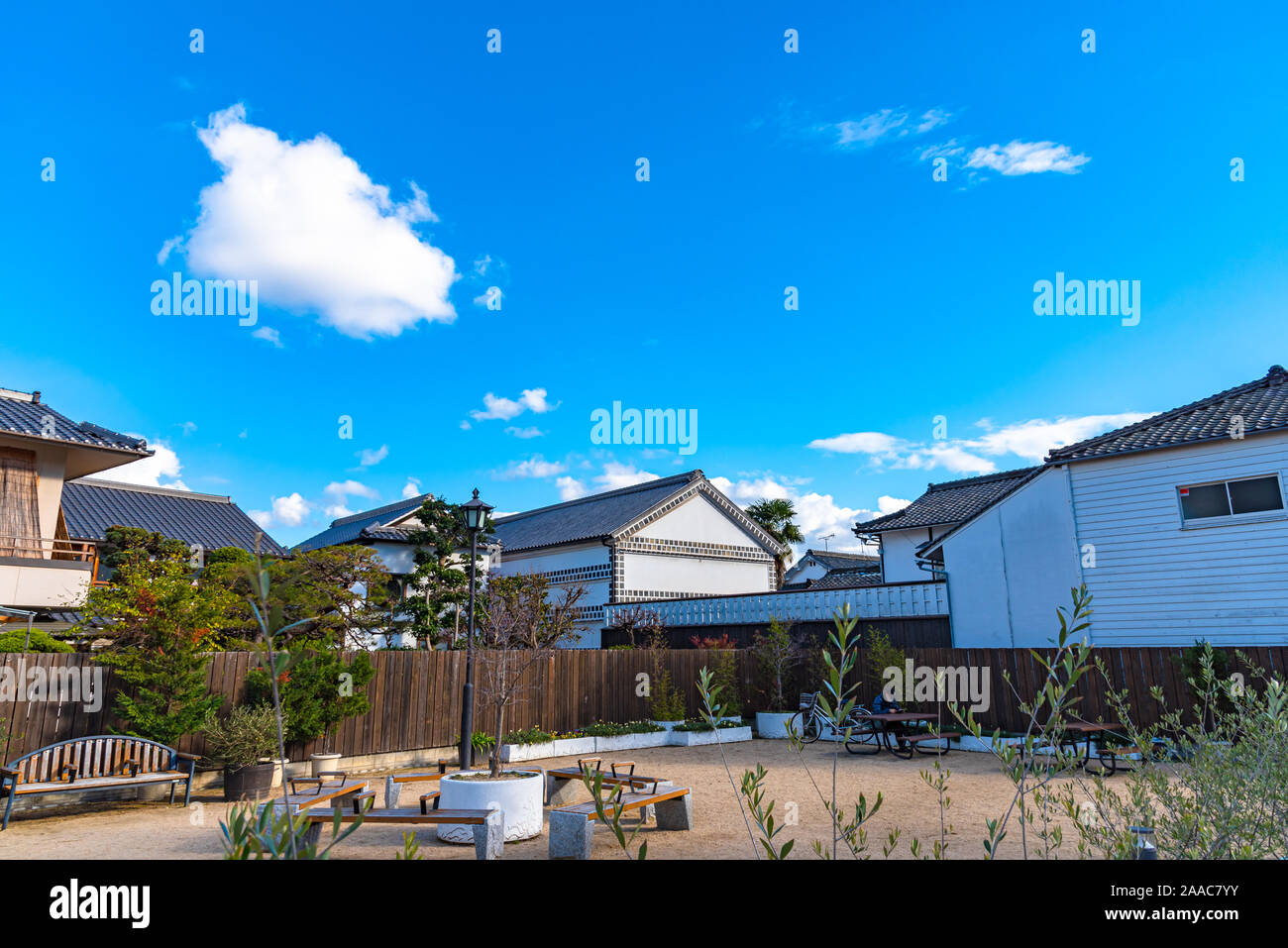 Anzeigen von Kurashiki Bikan Historischen Viertel. Stadtbild bekannt für typisch japanische weiße Wände der Wohnsitze und Willow bäume ufer des Stockfoto