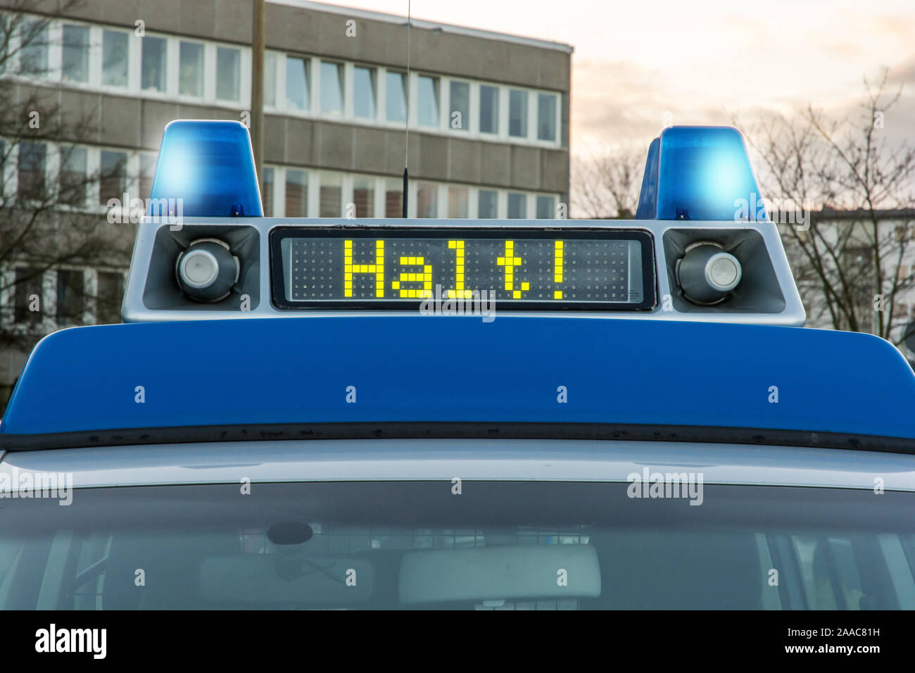 Polizei Auto mit dem deutschen Wort für Stop! In der Anzeige auf blau  umgestellt werden, Rundumleuchte Stockfotografie - Alamy