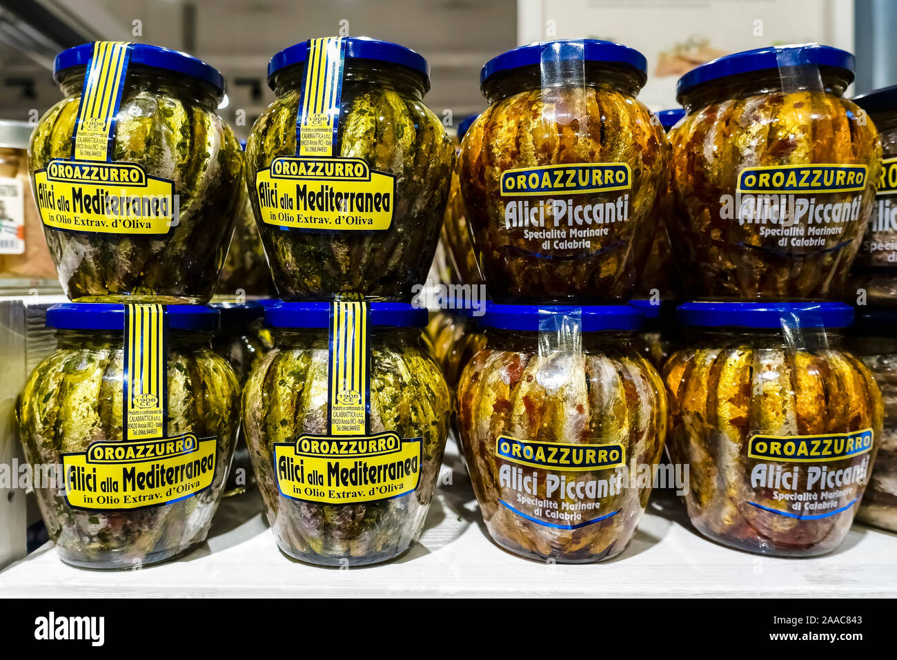 Gläser der kalabrischen Anchovis in öl, auf einem Regal ausgerichtet ist, angezeigt, für den Verkauf in einem Lebensmittelgeschäft. Close Up. Stockfoto