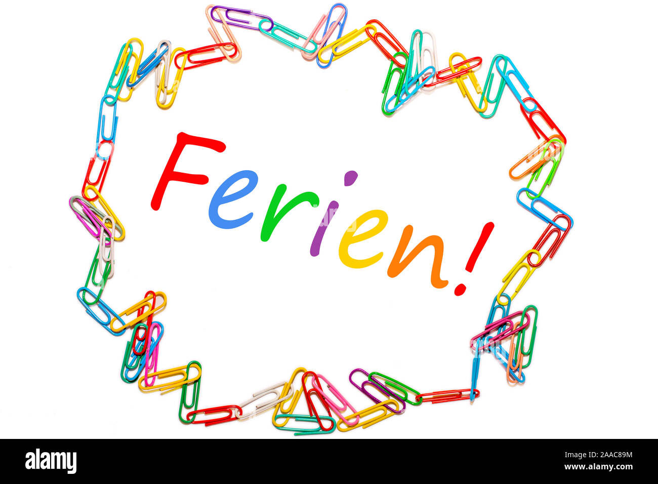 Das deutsche Wort für Schulferien von farbenfrohen Büroklammern gerahmt Stockfoto