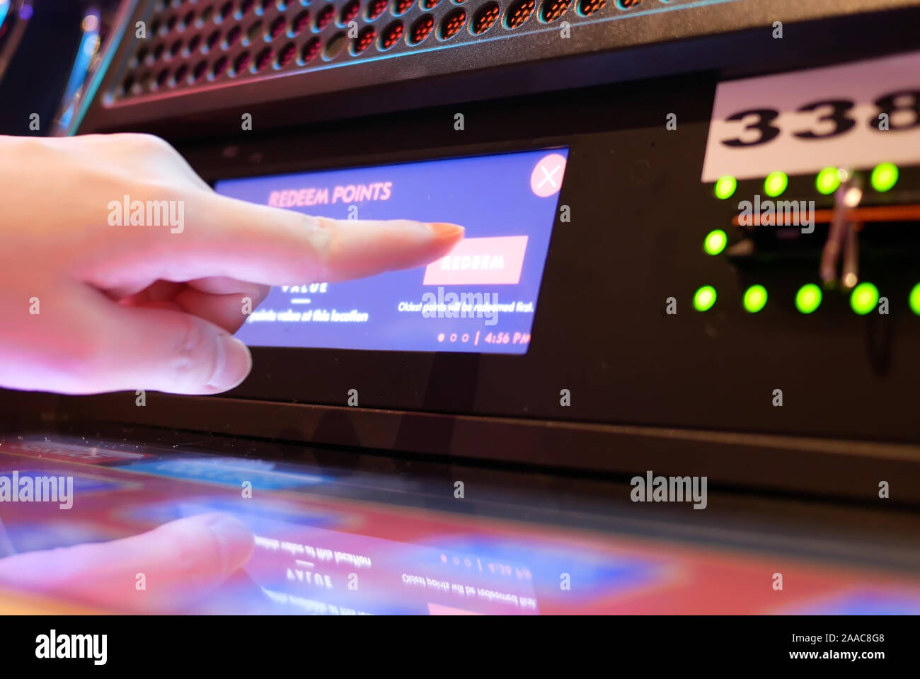 Bewegung von Menschen drücken auf "Einlösen" Button auf Slot Machine im Casino Stockfoto