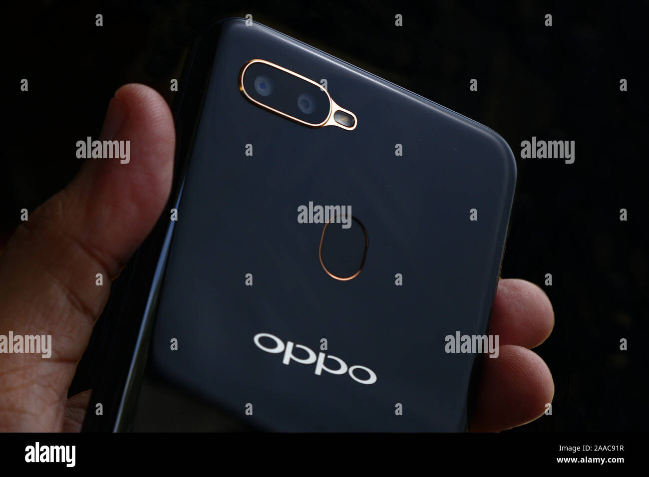 ANTIPOLO CITY, Philippinen - 20 November, 2019: Dual Kamera und Fingerprint Scanner an der Rückseite des Smartphones von einem populären smartphone Marke. Stockfoto