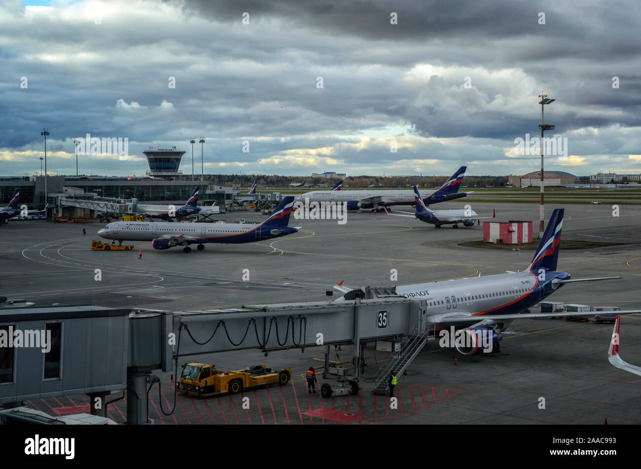 Moskau Sheremetyevo Flughafen, Russland - 21. Oktober 2017: Ansicht der Flugzeuge parken in der Nähe der Klemmen Stockfoto