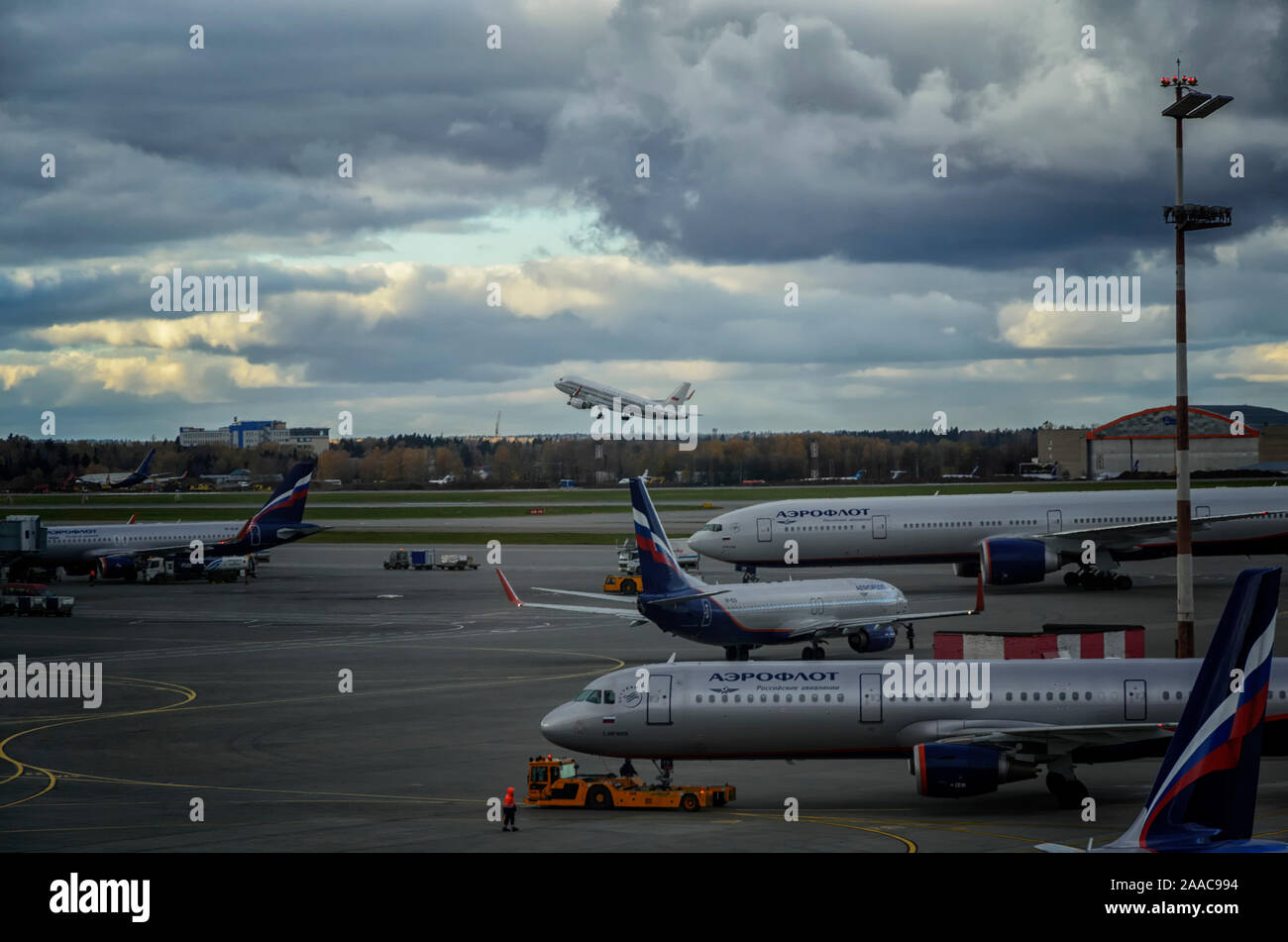 Moskau Sheremetyevo Flughafen, Russland - 21. Oktober 2017: Ansicht der Flugzeuge parken in der Nähe der Klemmen Stockfoto