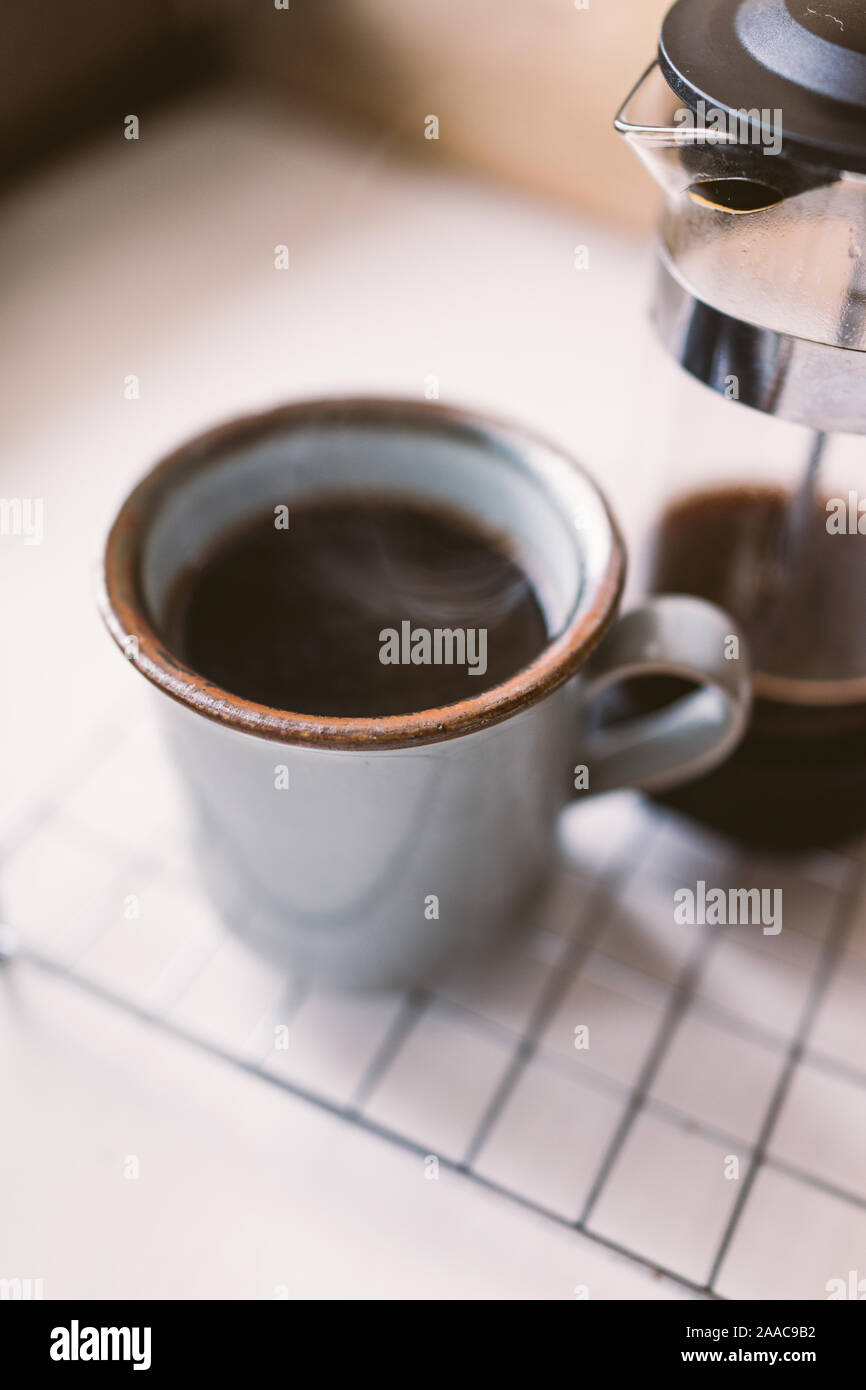 Kaffee in der französischen Presse. Guten Morgen. Stockfoto
