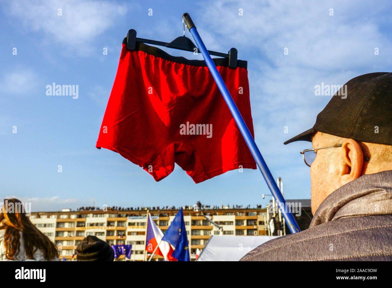 Mann mit roten Shorts-Symbol gegen Präsident Zeman bei einer Demonstration, Letná in Prag in der Tschechischen Republik Stockfoto