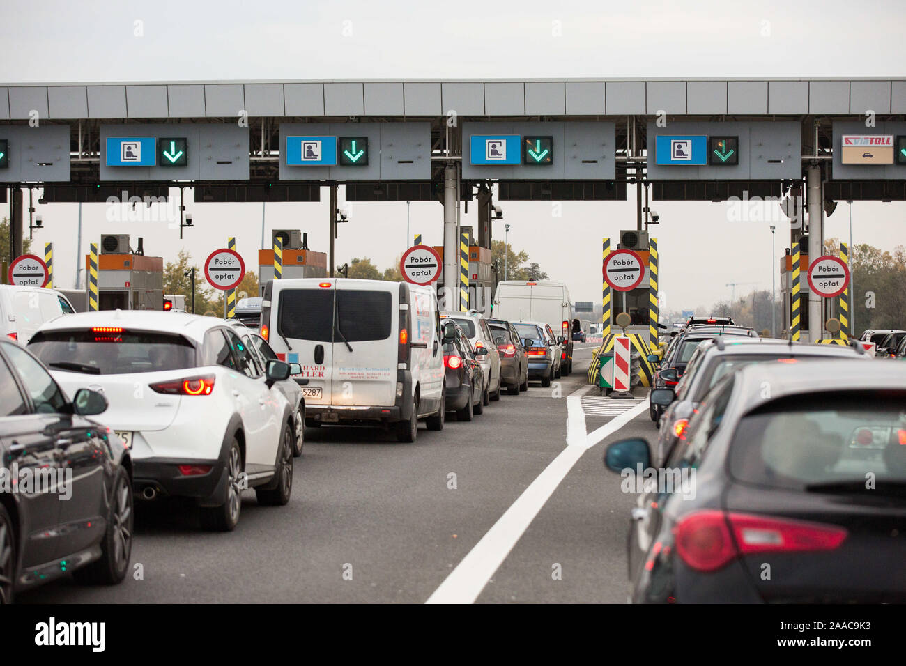 Sleza, Polen. 8. November, 2019. Stau vor einer Mautstelle (PPO Karwiany) Auf der Autobahn A4 in Sleza. Autostrada A4 ist die längste Autobahn in Polen, die verbindet den Osten mit dem Westen des Landes. Die Straße ist teilweise mautpflichtigen und Fahrer haben die Möglichkeit der elektronischen Bezahlung über Maut. Credit: Karol Serewis/SOPA Images/ZUMA Draht/Alamy leben Nachrichten Stockfoto