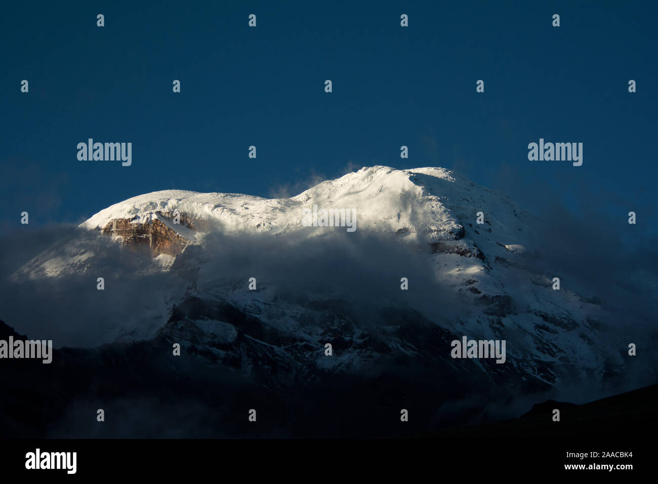 6263 Meter hohe, eisbedeckten Vulkan Chimborazo der höchste Berg in Ecuador. Stockfoto