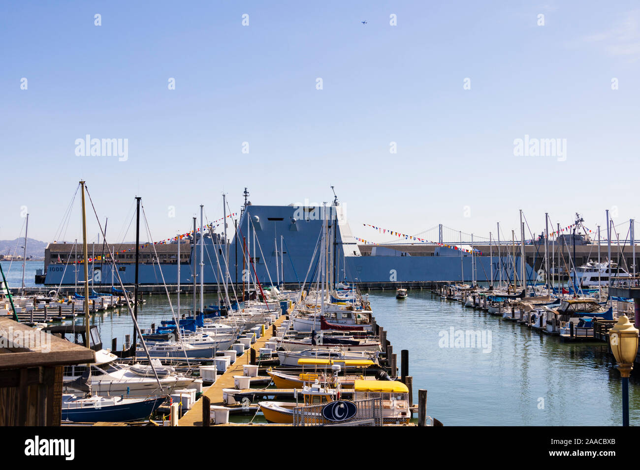 Stealth Lenkwaffen-zerstörer, USS Zumwalt, liegt am Pier 35, San Francisco Hafen für Flotte Woche 2019. Yachten vor Anker in der Marina. Kalifornien, Stockfoto