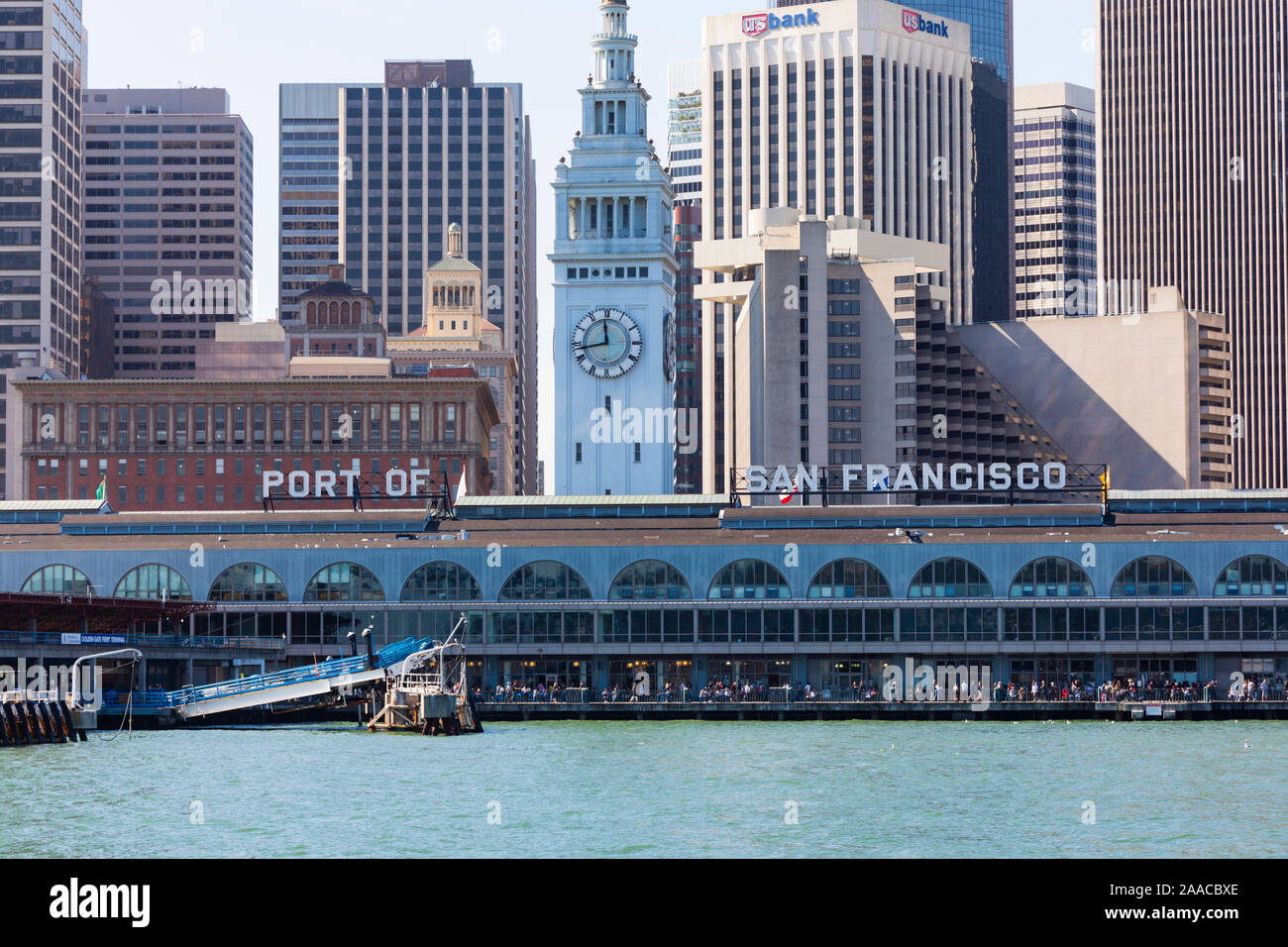 Hafen von San Francisco Clock Tower Fährterminal und Skyline, Kalifornien, USA Stockfoto