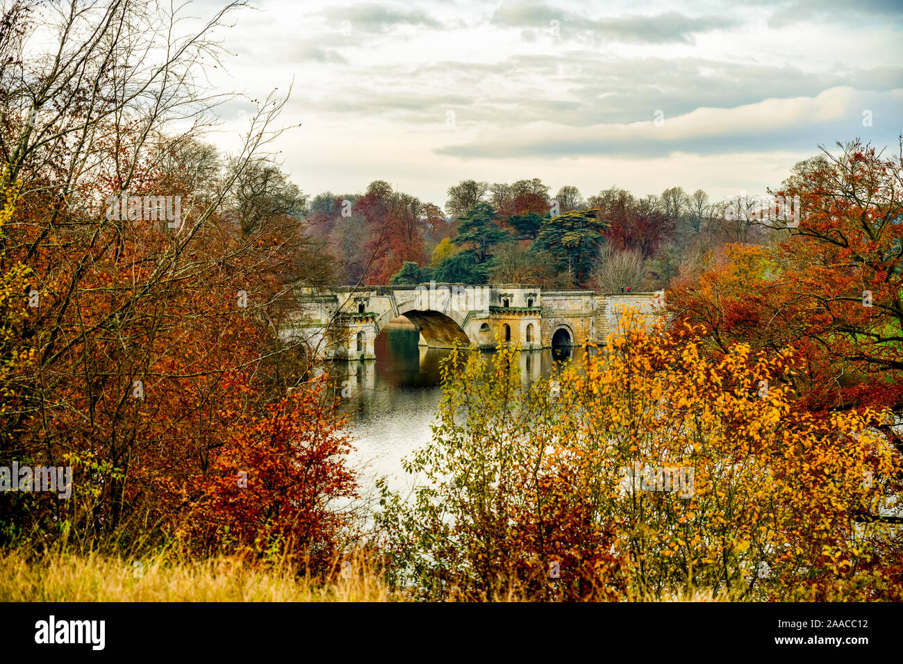 Blenheim Palace, Woodstock/ Oxfordshire UK. Vanbrugh's Grand Brücke durch die Blätter im Herbst. Stockfoto