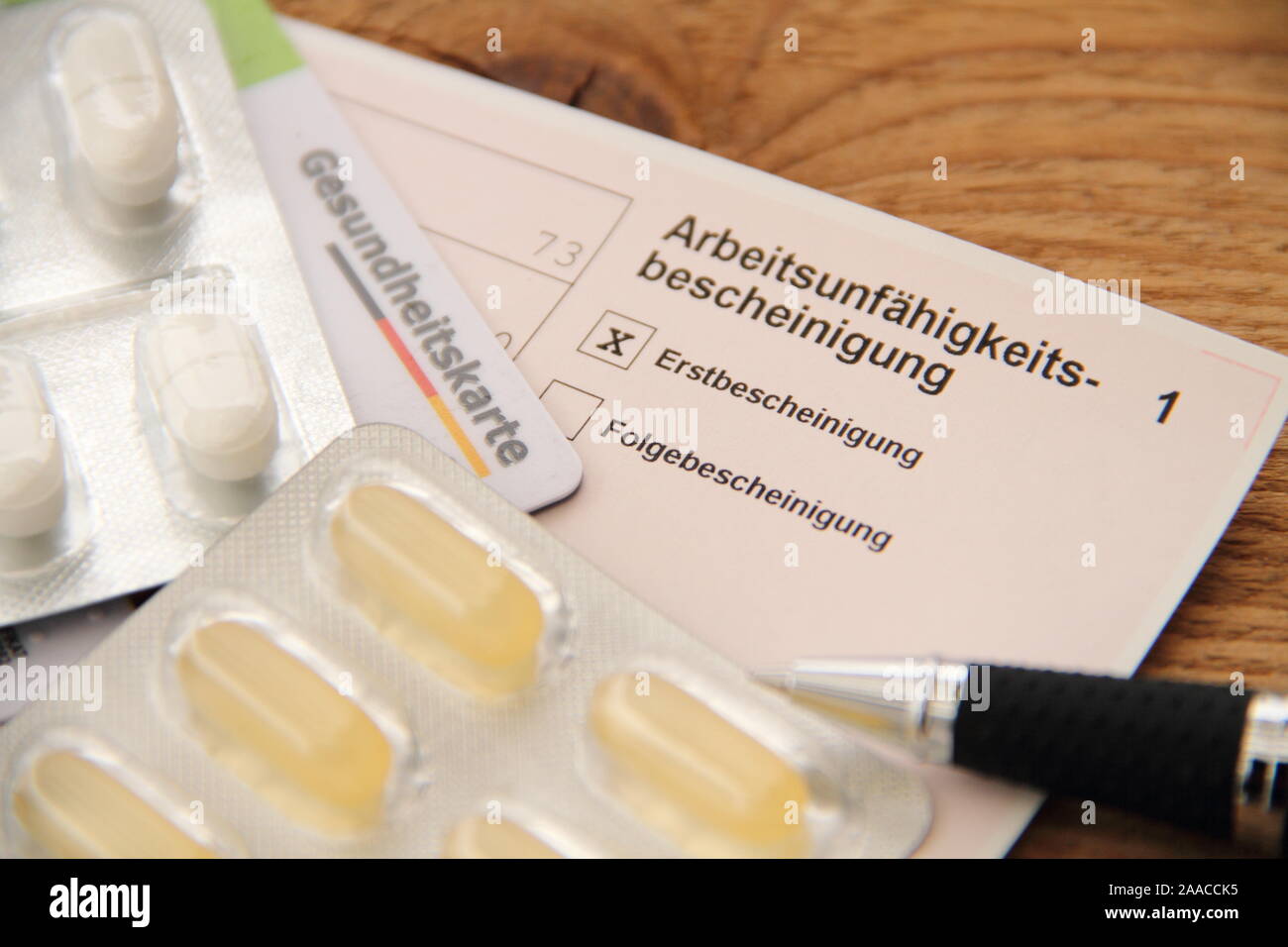 Gesundheit Karte mit der Aufschrift 'Gesundheitskarte' und Geld