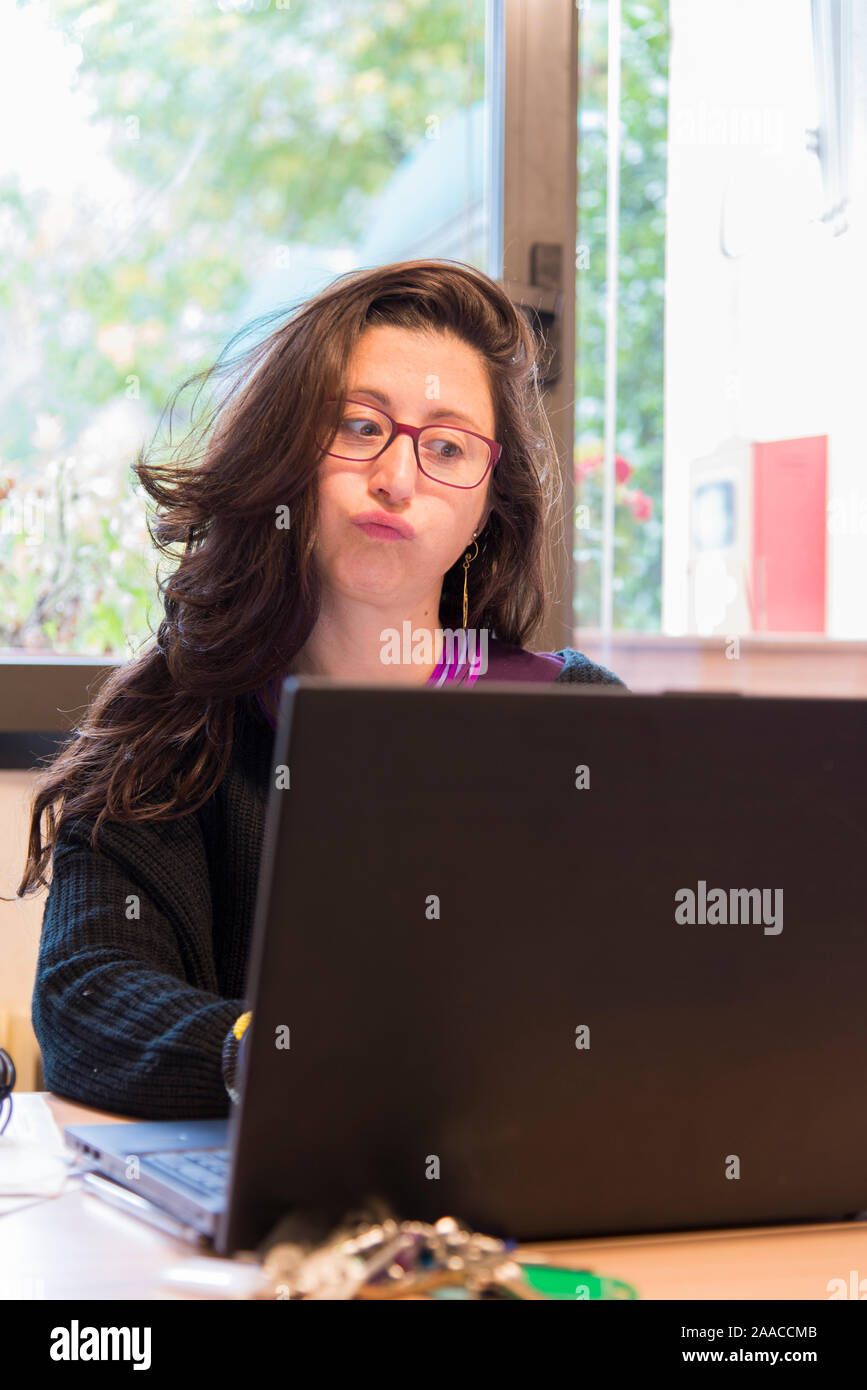 Betonte Frau bei der Arbeit in Büro vor dem Notebook. Burn-out-Syndrom Konzept Stockfoto