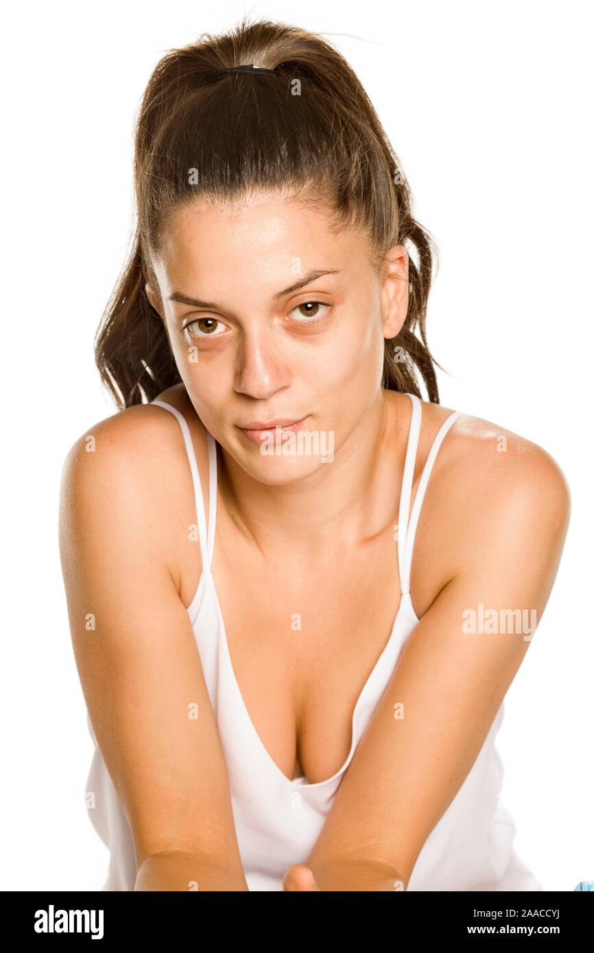 Junge Frau ohne Make-up auf weißem Hintergrund zur Seite suchen Stockfoto