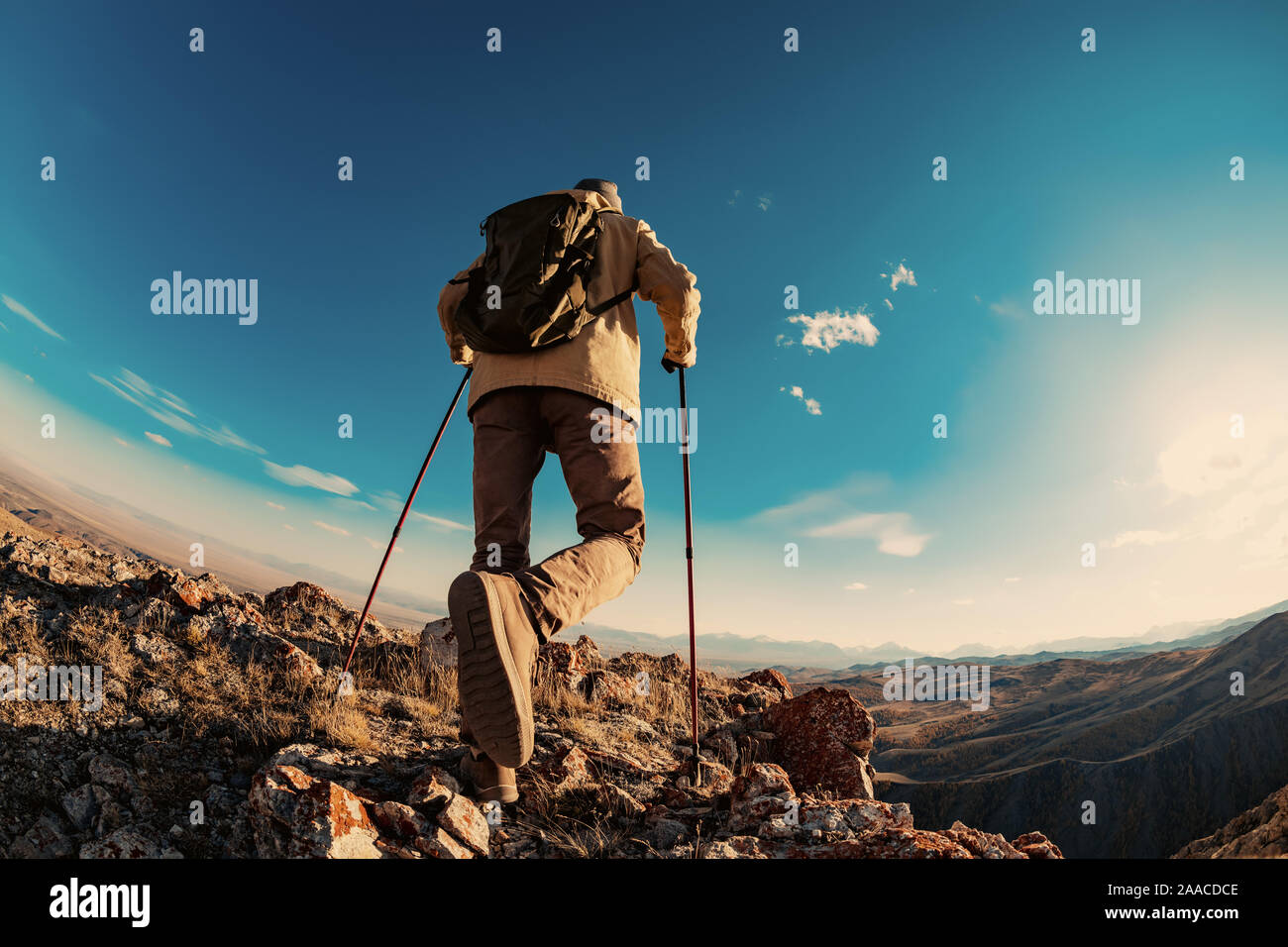 Wanderer Mann geht in Berge bei Sonnenuntergang Zeit Stockfoto